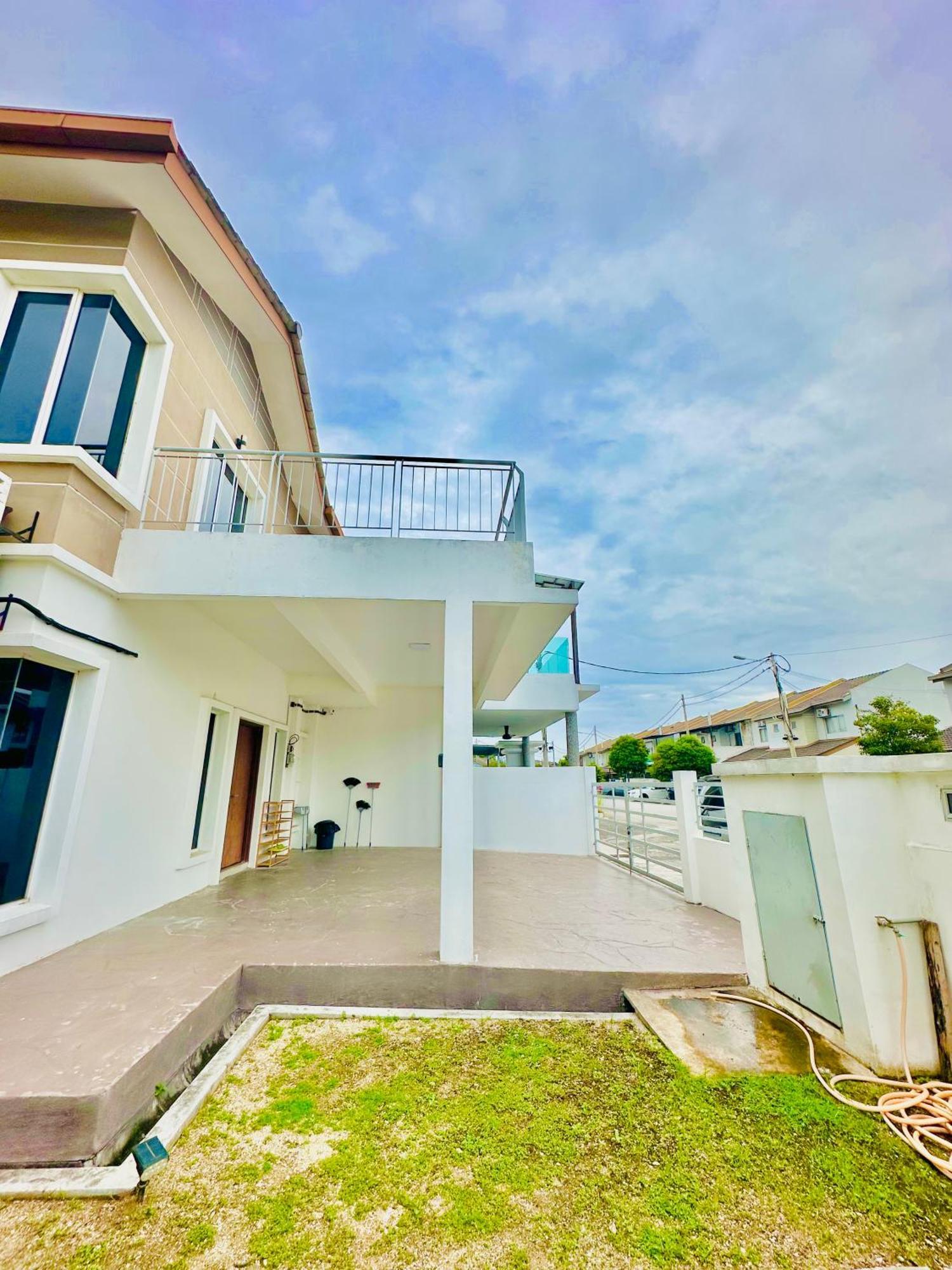 Holiday home Embun Homestay Puchong Semid 1-10Pax 6-7Carpark *